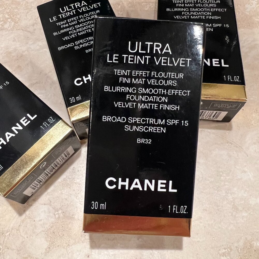 ULTRA LE TEINT VELVET Blurring Smooth-Effect Foundation - Color BR30